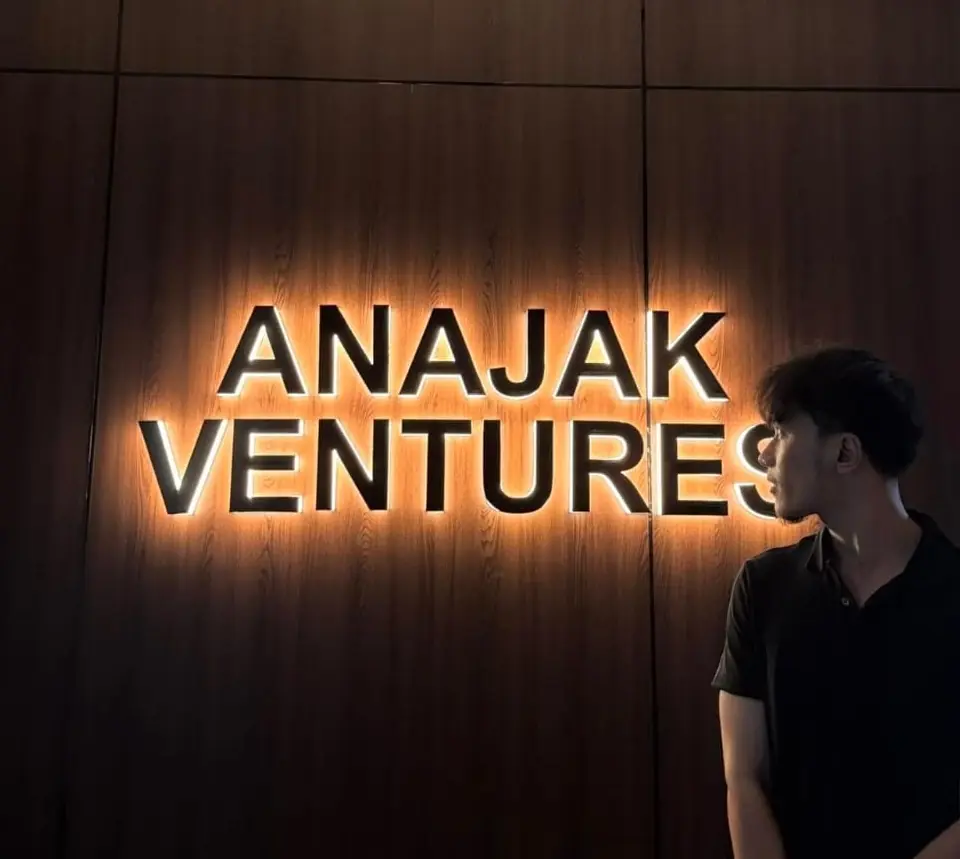 Vatana Pang beside the Anajak Ventures sign